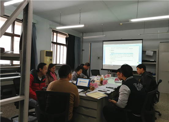 　　【中國儀表網(wǎng) 儀表標準】2018年3月9日，北京市質(zhì)量技術(shù)監(jiān)督局發(fā)布公告，北京市計量檢測科學研究院機械所申報的《四驅(qū)汽車底盤測功機校準規(guī)范》、《碳平衡油耗儀校準規(guī)范》、《汽車制動加載試驗臺校準規(guī)范》、《汽車行駛記錄儀檢定裝置校準規(guī)范》四個地方計量技術(shù)規(guī)范通過評審，正式發(fā)布，于2018年4月19日實施。  圖為評審會現(xiàn)場 　　北京市質(zhì)量技術(shù)監(jiān)督局于2017年度發(fā)布了制定北京市地方計量技術(shù)規(guī)范的項目計劃，北京市計量檢測科學研究院機械所承擔了部分項目，承擔編寫任務(wù)后，所內(nèi)積極組