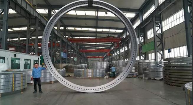  　　近日，中國(guó)重要的風(fēng)電環(huán)鍛件制造商伊萊特股份表示，公司將進(jìn)一步增強(qiáng)其在海上風(fēng)電領(lǐng)域的領(lǐng)先地位。包括在今年繼續(xù)增加多臺(tái)8米以上熱處理、機(jī)加工設(shè)備；正式啟用其13500噸-16米鍛造/輾環(huán)生產(chǎn)線項(xiàng)目，其中后者已在4月28日成功制造出了外徑達(dá)12.2米整體鍛環(huán)，打破了之前由歐洲保持的10米鍛環(huán)世界紀(jì)錄