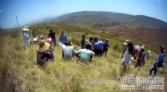 2018年5月10日11時34分，元謀縣公安局物茂派出所接到報警稱：有20多名群眾在阻礙芝麻光伏電站的施工，工人與阻攔施工群眾發(fā)生沖突。



接警后，物茂派出所民警與鄉(xiāng)政府工作人員趕到施工現(xiàn)場，了解完情況后，派出所民警勸解群眾不要阻礙施工，要通過合法的途徑反映問題，但有的群眾不僅不配合還沖闖現(xiàn)場警戒帶，現(xiàn)場處警民警依法將其強(qiáng)制帶離，并傳喚到派出所進(jìn)行詢問查證