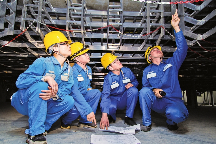 
　　廣東電網(wǎng)公司中山供電局500千伏文山變電站運(yùn)維人員為機(jī)器人設(shè)定巡視路徑，確保智能運(yùn)維全覆蓋?！勇?攝

　　南方電網(wǎng)二代變電站智能巡檢機(jī)器人不僅能巡視，還能自主檢修