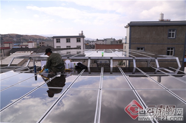 最近，家住大理州彌渡縣彌城鎮(zhèn)建材小區(qū)的徐聰收到了一張來自彌渡供電公司的“特殊”增值稅發(fā)票，發(fā)票顯示：2018年3月份，他家在自家樓頂上建的“5千瓦的家庭分布式光伏發(fā)電站”共發(fā)電691度，除去自發(fā)自用110度外，剩余的580度上網(wǎng)，賣給國家電網(wǎng)，領(lǐng)取國家補(bǔ)貼，扣除稅收后共收入442.83元。

據(jù)了解，徐聰家的小型“家庭電站”共用太陽能發(fā)電板72平方米，造價5.4萬元，建成后可自發(fā)自用，多余的電還賣給國家電網(wǎng)，每年約有5000多元的收入