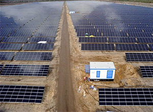                                         
	　　作為領(lǐng)先的碲化鎘薄膜組件制造商，F(xiàn)irst Solar宣布已獲得1.51億澳元(約合1.13億美元)的信貸額度，在澳大利亞新南威爾士州建設(shè)87兆瓦(交流)光伏項目。

	

	　　該項目融資協(xié)議是First Solar的子公司與MUFG Bank，Ltd.SociétéGénérale香港分行，以及瑞穗銀行有限公司簽署的