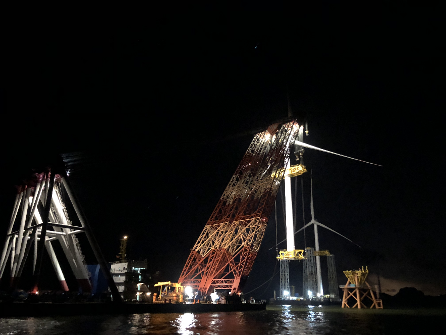 2018年5月14日,珠海陽光明媚，風(fēng)和日麗。下午3點(diǎn)，隨著“三航風(fēng)范”吊裝12#風(fēng)機(jī)平衡梁的平穩(wěn)落下，標(biāo)志著珠海桂山海上風(fēng)電場示范項(xiàng)目順利完工！