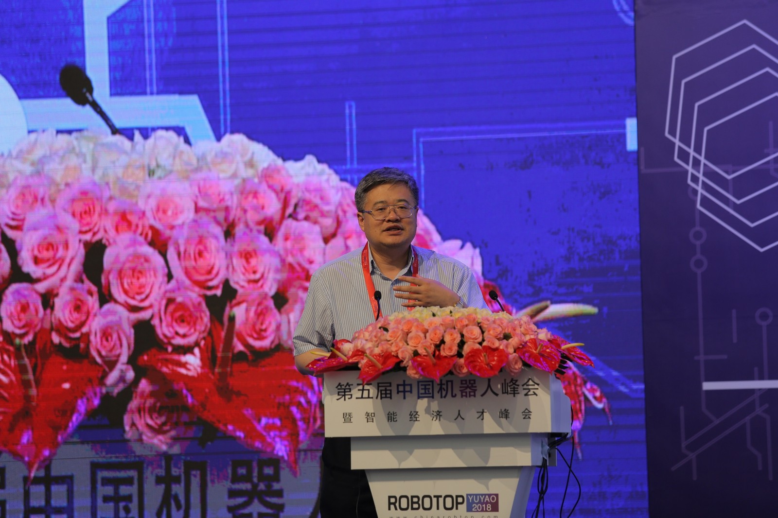 　　【中國(guó)儀表網(wǎng) 儀表會(huì)議】5月9日至11日，第五屆中國(guó)機(jī)器人峰會(huì)暨智能經(jīng)濟(jì)人才峰會(huì)在浙江寧波舉行。本屆盛會(huì)由浙江省人民政府主辦，以“知行合一，讓AI與機(jī)器人更融合”為主題，吸引了包括全球69位頂級(jí)專家學(xué)者、1500位知名制造企業(yè)代表出席