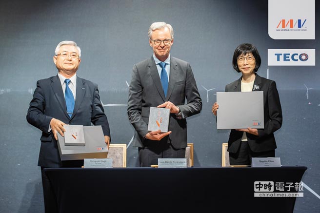                        三菱重工維特斯共同執(zhí)行長Lars Bondo Krogsgaard（中）昨日與東元電機(jī)董事長邱純枝（右）、芬蘭斯維奇日籍常務(wù)執(zhí)行取締役扇博幸共同簽署合作備忘錄，未來斯維奇將把9MW離岸風(fēng)機(jī)發(fā)電機(jī)技術(shù)移轉(zhuǎn)給東元電機(jī)，東元預(yù)計(jì)2020年完成原型機(jī)第三方認(rèn)證。圖／業(yè)者提供 離岸風(fēng)電本土供應(yīng)鏈再添生力軍！三菱重工維特斯拿下中鋼、DGA等運(yùn)營商4個(gè)離岸風(fēng)機(jī)風(fēng)場訂單，發(fā)電容量900MW，預(yù)計(jì)2021至2024年陸續(xù)安裝，昨日再與東元、芬蘭斯維奇簽發(fā)電機(jī)合作備忘錄