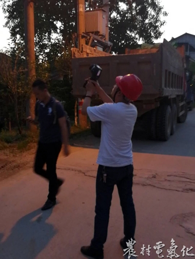 
　　農(nóng)村電氣化網(wǎng)訊：“10KV繁華南街2#公變跌落開(kāi)關(guān)C相觸頭溫度65度，又發(fā)現(xiàn)一處隱患，請(qǐng)做好記錄，及時(shí)計(jì)劃更換！”5月15日，國(guó)網(wǎng)資溪縣供電公司運(yùn)維檢修班成員鄧磐拿著紅外測(cè)溫儀，向班長(zhǎng)陳壽發(fā)匯報(bào)著。隨著氣溫不斷升高，該公司加大力度對(duì)高壓線路、臺(tái)區(qū)設(shè)備進(jìn)行紅外測(cè)溫，確保夏季高溫高負(fù)荷時(shí)，線路的安全運(yùn)行