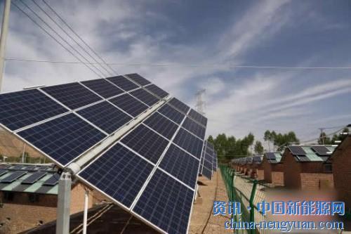                                                                                                                                                                     
	圖為班彥村的分布式光伏發(fā)電板?！×_云鵬　攝

	　　16日，青海省海東市互助土族自治縣班彥村扶貧光伏電站正式接入國網(wǎng)“光伏云2.0”數(shù)據(jù)平臺，這也是青海省
