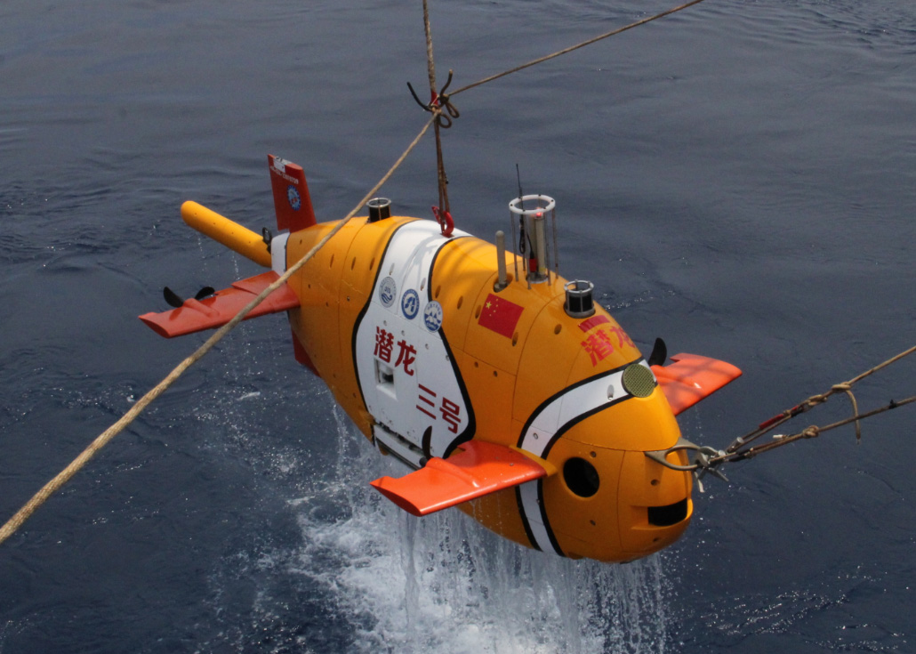 　　【中國儀表網(wǎng) 儀表下游】4月28日4時(shí)許，4500米級(jí)自主潛水器——“潛龍三號(hào)”安全回收至甲板，順利完成了第2潛次的南海試驗(yàn)性應(yīng)用，至此，圓滿完成了本航段總計(jì)4個(gè)潛次的海試和試驗(yàn)性應(yīng)用任務(wù)。  　　在試驗(yàn)性應(yīng)用中，“潛龍三號(hào)”順利完成了對南海結(jié)核試采區(qū)的聲學(xué)、光學(xué)以及相關(guān)水體參數(shù)的探測，獲得了幾十平方公里的地形地貌數(shù)據(jù)和五千多張結(jié)核區(qū)海底清晰照片；“潛龍三號(hào)”在水下自主探測的同時(shí)，還實(shí)現(xiàn)