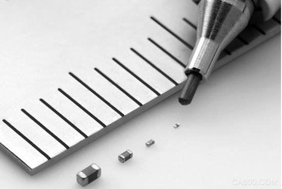 （原標(biāo)題：中國年耗數(shù)以萬億計電容電阻，高端產(chǎn)品來自“頭號玩家”日本）


	


	一部手機有幾百個電容和幾百個電阻，占了電子元件的大半。


	


	中國是最大的基礎(chǔ)電子元件市場，一年消耗的電阻和電容，數(shù)以萬億計