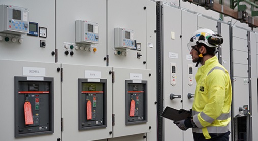 　　【中國儀表網(wǎng) 儀表企業(yè)】在此前舉行的2018年漢諾威工業(yè)博覽會(huì)上，ABB展示了具有智能資產(chǎn)監(jiān)測功能的數(shù)字化開關(guān)柜，以幫助用戶創(chuàng)造更多價(jià)值。作為ABB Ability™ 互聯(lián)解決方案的一部分，這些方案能夠提升資產(chǎn)在整個(gè)生命周期的性能和可靠性