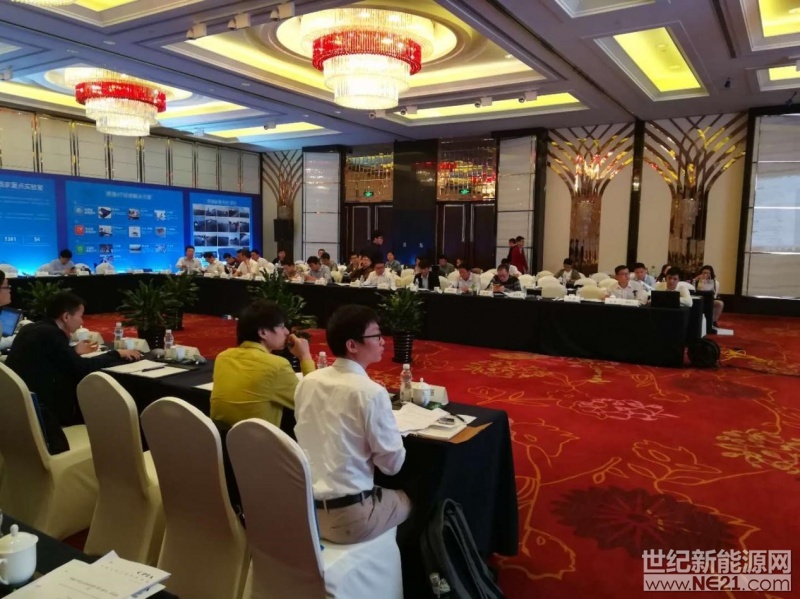  近日，2018年度家庭戶用光伏標準工作組第一次工作會議暨家庭戶用光伏標準研討會在江蘇舉辦。中國光伏行業(yè)協(xié)會標準化技術(shù)委員會、中國電子技術(shù)標準化研究院等多位行業(yè)領導，以及多家光伏企業(yè)參與，對家用光伏安裝、驗收、運行維護等多方面規(guī)范性標準，進行了深入研討