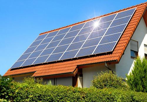 從“屋頂陪嫁”成為熱門網(wǎng)絡話題，到遠景阿波羅光伏在深圳舉行“陽光合伙人”計劃發(fā)布會，有關(guān)光伏價值的民間熱議和企業(yè)助推，讓這個正在高速發(fā)展的清潔能源生產(chǎn)方式，被越來越多人熟悉。近日，一份深圳屋頂估值TOP5名單曝光，一個巨大的綠色能源“金礦”越發(fā)清晰的出現(xiàn)在了大家面前