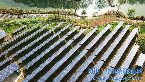                                                                                                                                                                     
	　　村級光伏電站項目在實施過程中，一些項目融資困難，涉嫌層層分包，具體實施中缺乏環(huán)評、未批先建以致工程反復等問題，使光伏扶貧項目緩慢甚至停滯。

	
	圖片來源：視覺中國

	　