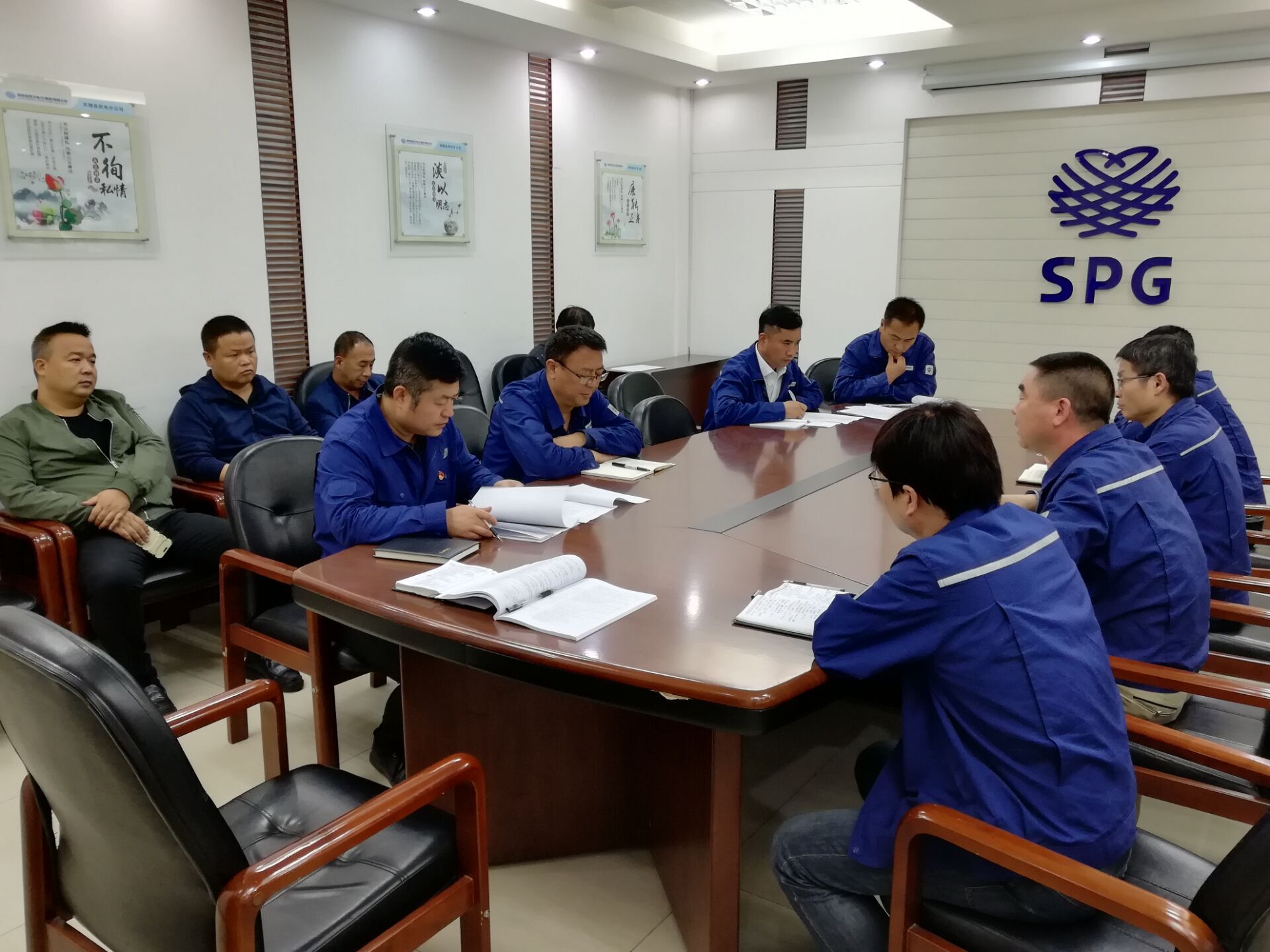 本網(wǎng)訊（通訊員/雪建國(guó)）“電桿的埋深是不是桿高的1/6米，看看3米紅線；拉線角度及拉線絕緣子安裝高度是多少？是否符合要求標(biāo)準(zhǔn)；線路相序牌、接地掛環(huán)的安裝是否到位？我們基層不能忽視每一個(gè)細(xì)節(jié)...”這是近日鳳翔供電分公司召開電網(wǎng)改造驗(yàn)收動(dòng)員會(huì)，安排2017年電網(wǎng)改造項(xiàng)目自查驗(yàn)收工作?？h公司副經(jīng)理劉育虎叮囑驗(yàn)收組成員時(shí)交代的話