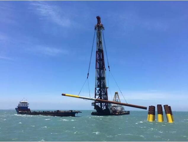  　　5月14日上午7點(diǎn)30分，目前國內(nèi)乃至世界建設(shè)難度最大的海上風(fēng)電項(xiàng)目——中廣核新能源平潭項(xiàng)目首根鋼管樁沉樁順利完成。標(biāo)志著中廣核 “雙海戰(zhàn)略”又一項(xiàng)目工程建設(shè)邁出實(shí)質(zhì)進(jìn)展