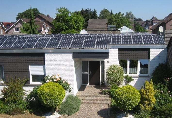 2017年全球新增裝機容量102GW，同比增長33.7%。其中，中國2017年裝機53GW，全球裝機占比過半，系第一大市場，預計2018年裝機為55-60GW，持續(xù)領跑全球