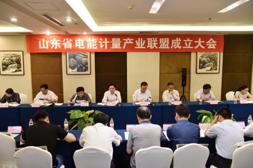 　　【中國儀表網(wǎng) 儀表會議】5月17日下午，山東省電能計量產業(yè)聯(lián)盟成立大會暨第一次工作會議在濟南召開，山東省質監(jiān)局副局長賈峰出席會議并講話。  會議現(xiàn)場 　　會議宣讀了聯(lián)盟章程，選舉了聯(lián)盟秘書長和副秘書長，學習了聯(lián)盟章程和《團體標準管理辦法》，研討了行業(yè)內急需的團體標準