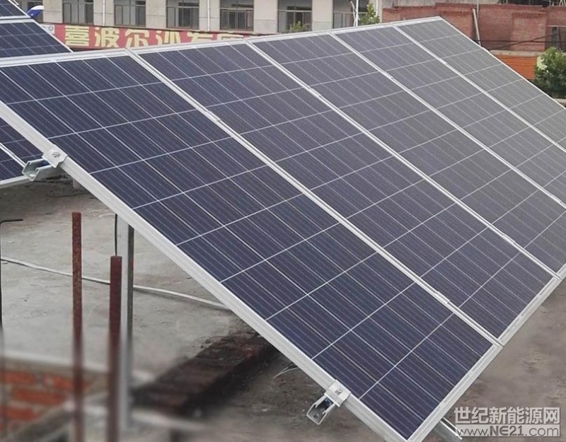  隨著光伏產(chǎn)業(yè)的迅速發(fā)展，產(chǎn)業(yè)也在面臨著轉(zhuǎn)型升級，降低光伏電價可以更好地促進產(chǎn)業(yè)的發(fā)展，據(jù)了解2018年將推光伏平價上網(wǎng)試點，未來組件有望2元/瓦，具體情況如何?下面跟小編一起來了解吧。



臘八節(jié)的北京so冷，但這絲毫擋不住光伏人對行業(yè)關心的熱情