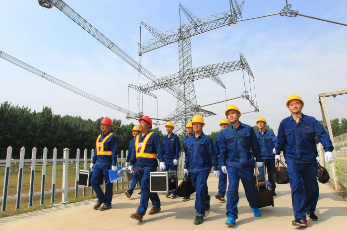 　　5月19日，在位于北京市昌平區(qū)的中國電科院特高壓試驗基地88米的模擬線路鐵塔上，來自安徽送變電工程有限公司帶電班的工作人員成功完成±1100千伏特高壓線路帶電作業(yè)模擬試驗，標志著帶電作業(yè)在世界上首次進入±1100千伏領域，開啟了人類電力工業(yè)史的新篇章。

　　5月19日，在中國電科院特高壓試驗基地，工作人員走向工作區(qū)域