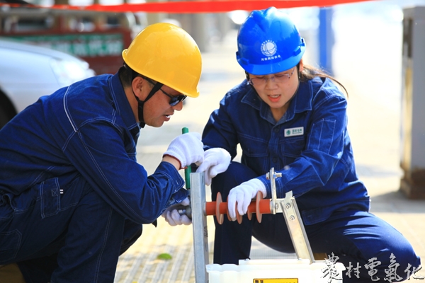 

 　　農(nóng)村電氣化網(wǎng)訊：截至5月15日，舞陽(yáng)縣供電公司共開(kāi)展高壓?jiǎn)雾?xiàng)帶電作業(yè)67次，低壓帶電作業(yè)121次，增加供電量1680萬(wàn)千瓦時(shí)，獲得了較好的社會(huì)效益和經(jīng)濟(jì)效益，贏得了電力客戶贊譽(yù)。

　　隨著社會(huì)經(jīng)濟(jì)的不斷發(fā)展，用電客戶對(duì)電力供應(yīng)的可靠性和對(duì)電能質(zhì)量要求越來(lái)越高，舞陽(yáng)縣供電公司堅(jiān)持“人民電業(yè)為人民”的宗旨，盡可能提高供電可靠率，大力推廣高低壓線路設(shè)備施工檢修帶電作業(yè)，嚴(yán)格執(zhí)行停電計(jì)劃，優(yōu)先考慮實(shí)施帶電作業(yè)，減少停電時(shí)間和停電范圍
