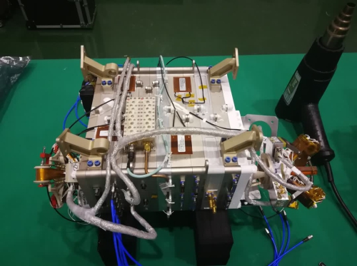 　　【中國儀表網(wǎng) 儀表產業(yè)】5月21日5時28分，我國嫦娥四號中繼通信衛(wèi)星“鵲橋號”和搭載的兩顆微衛(wèi)星(龍江一號、二號)在西昌衛(wèi)星發(fā)射中心成功發(fā)射升空。“鵲橋號”將飛過月球，最終到達地月拉格朗日L2點，最遠距離地球約46萬公里