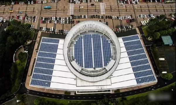                                         
	　　隨著光伏時代的來臨，光伏已憑借投資小、風險低、收益穩(wěn)定的優(yōu)勢走進千家萬戶，光伏發(fā)電項目已經(jīng)被越來越多的人認可，越來越多老百姓家里安裝了光伏電站，享受到了陽光收益，就連政府部門也按捺不住安裝起了光伏電站。

	　　普通老百姓們裝了光伏，可能你們還會在質(zhì)疑光伏，那么，國家都在大力的安裝光伏，你還會質(zhì)疑光伏發(fā)電的好嗎?那么，都有哪些地方呢?話不多說，直接上案例