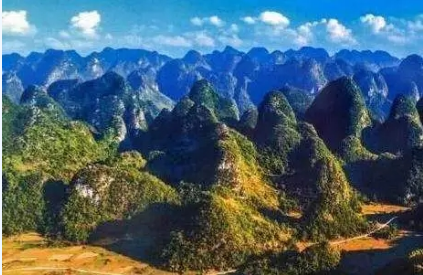 　　最近，許多省份啟動(dòng)了分散式風(fēng)電規(guī)劃的編制工作，如河北、河南、山西、內(nèi)蒙還有廣西等。分散式風(fēng)電正逐漸成為風(fēng)電行業(yè)中的下一個(gè)“風(fēng)口”，那么分散式風(fēng)電規(guī)劃項(xiàng)目應(yīng)該注意哪些問題呢?
　　
　　一、資源
　　
　　分散式風(fēng)電規(guī)劃有其獨(dú)有的特性—不局限于幾十或者幾百平方公里范圍內(nèi)，往往是對(duì)一個(gè)縣或者一個(gè)市進(jìn)行資源普查，每一個(gè)規(guī)劃區(qū)域樹一個(gè)測(cè)風(fēng)塔是不現(xiàn)實(shí)的，所以資源的衡量就是一個(gè)問題