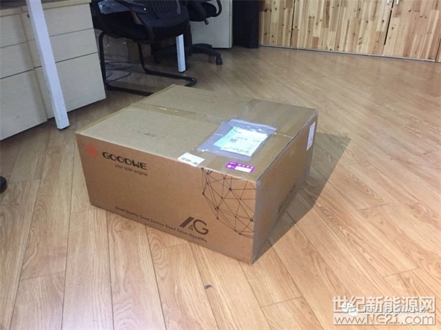  本文授權(quán)轉(zhuǎn)載自亞坦能源科技
 
今天我們有幸拿到了一臺固德威三相15kW并網(wǎng)逆變器，平時工作忙，沒時間研究細(xì)節(jié)，今天，讓我們從一個熱愛電子產(chǎn)品的用戶角度來鑒賞一下逆變器的全部吧。（本文若涉及任何商業(yè)保密信息請聯(lián)系我們）