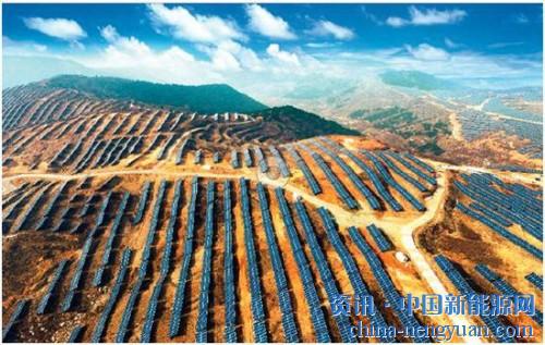                                                                                                                                                                     
	　　煤炭巨頭跨界“風、光”等新能源的算盤中，有收益，也有風險。

	　　伴隨新能源產(chǎn)業(yè)的迅猛發(fā)展，越來越多的煤炭企業(yè)殺進其中，成為其中頗為“另