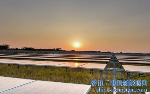                                                                                                                                                                     
	印度卡納塔克邦的帕夫加達(dá)太陽(yáng)能電站。攝影：Greenko

	　　根據(jù)Mercom India Research的數(shù)據(jù)，2017年印度大型光伏（PV）市場(chǎng)62％以上受到該國(guó)前10