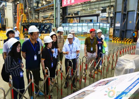 
                     　　5月21日上午，“從大亞灣走向世界”主題活動(dòng)來到了第三站，位于廣州南沙的“華龍一號”主設(shè)備制造基地——東方 電氣（廣州）重型機(jī)器有限公司(以下簡稱“東方重機(jī)”)。人民日報(bào)、經(jīng)濟(jì)日報(bào)、科技日報(bào)、中新社等十余家中央、省、市的主流媒體參加了本次活動(dòng)