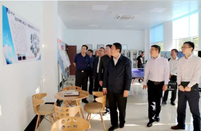 　　5月18日下午，中國三峽集團(tuán)總經(jīng)理、黨組副書記王琳一行赴大連莊河調(diào)研海上風(fēng)電項(xiàng)目，考察陸上集控中心施工現(xiàn)場(chǎng)、莊河港碼頭及項(xiàng)目現(xiàn)場(chǎng)辦公場(chǎng)所，并召開現(xiàn)場(chǎng)調(diào)研座談會(huì)。

　　
　　本文攝影：阮亮
　　
　　王琳在座談會(huì)上強(qiáng)調(diào)，莊河項(xiàng)目既是我國北方地區(qū)最大海上風(fēng)電項(xiàng)目和東北地區(qū)首個(gè)海上風(fēng)電項(xiàng)目，也是三峽集團(tuán)集中連片規(guī)模開發(fā)海上風(fēng)電的關(guān)鍵布局，三峽新能源要全力以赴把莊河項(xiàng)目打造成高標(biāo)準(zhǔn)、高質(zhì)量的精品工程，為在莊河市建設(shè)我國北方百萬千瓦級(jí)海上風(fēng)電示范基地發(fā)揮示范引領(lǐng)作用