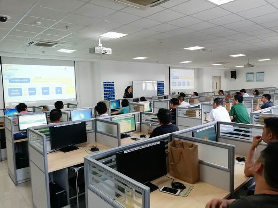 
　　農(nóng)村電氣化網(wǎng)訊：截止到5月18日，揚(yáng)州供電公司人力資源服務(wù)室組織的為期五天培訓(xùn)師講課培訓(xùn)和全能型供電所培訓(xùn)教材編寫(xiě)工作圓滿(mǎn)完成，公司33名農(nóng)電兼職培訓(xùn)師參加了該項(xiàng)專(zhuān)題活動(dòng)。

　　本次專(zhuān)題活動(dòng)由人力資源服務(wù)室主辦，對(duì)全體農(nóng)電兼職培訓(xùn)師進(jìn)行培訓(xùn)教學(xué)技巧探討和教學(xué)管理培訓(xùn)，并組團(tuán)到鹽城營(yíng)銷(xiāo)培訓(xùn)中心學(xué)習(xí)專(zhuān)業(yè)老師的講課風(fēng)格、方法和技巧，對(duì)新老兼職培訓(xùn)師開(kāi)展講課和說(shuō)課不同形式的模擬教學(xué)，省公司營(yíng)培中心領(lǐng)導(dǎo)和專(zhuān)家現(xiàn)場(chǎng)指導(dǎo)