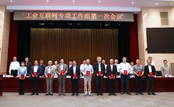 
                    
	原標(biāo)題：苗圩主持工業(yè)互聯(lián)網(wǎng)專項工作組第一次會議，審議三年行動計劃


	


	


	 


	


	  2018年5月21日，為貫徹落實《國務(wù)院關(guān)于深化“互聯(lián)網(wǎng)+先進(jìn)制造業(yè)”發(fā)展工業(yè)互聯(lián)網(wǎng)的指導(dǎo)意見》，加快推進(jìn)工業(yè)互聯(lián)網(wǎng)創(chuàng)新發(fā)展，工業(yè)互聯(lián)網(wǎng)專項工作組第一次會議在京召開，工業(yè)互聯(lián)網(wǎng)專項工作組組長、工業(yè)和信息化部部長苗圩主持會議并講話。會議審議了《工業(yè)互聯(lián)網(wǎng)發(fā)展行動計劃（2018-2020年）》、《工業(yè)互聯(lián)網(wǎng)專項工作組2018年工作計劃》等文件，研