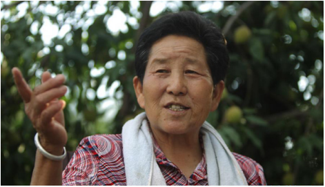 當(dāng)我在這片崎嶇的路途顛簸了兩個小時之后我終于在這個稱不上得體的屋子里面見到了這位名為牛玉琴的老人。她那飽受歲月盡情雕磨的粗礦的臉龐，似乎還并沒有給我想要的答案