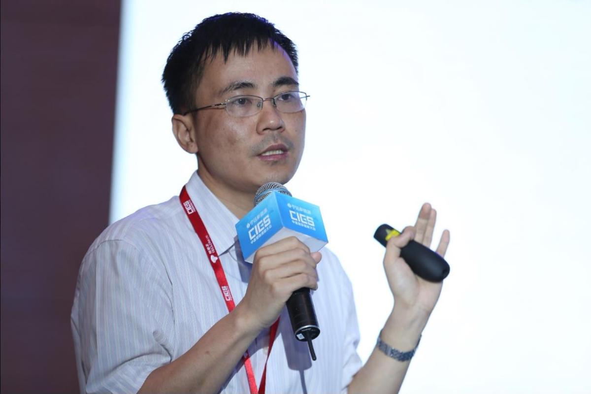 
	中國儲能網(wǎng)訊：5月19日至21日，“第八屆中國國際儲能大會”在深圳隆重召開， 來自中國、美國、德國、英國、加拿大、西班牙、日本、韓國、澳大利亞等國和地區(qū)1500余位政府機構(gòu)、科研院所、行業(yè)組織、電力公司、新能源項目單位、系統(tǒng)集成商等代表出席本次大會。


	國網(wǎng)能源研究院新能源與統(tǒng)計研究所主任工程師黃碧斌在分布式光伏與儲能系統(tǒng)應用專場，以“分布式儲能在配電側(cè)的運營模式”為題，發(fā)表了精彩演講