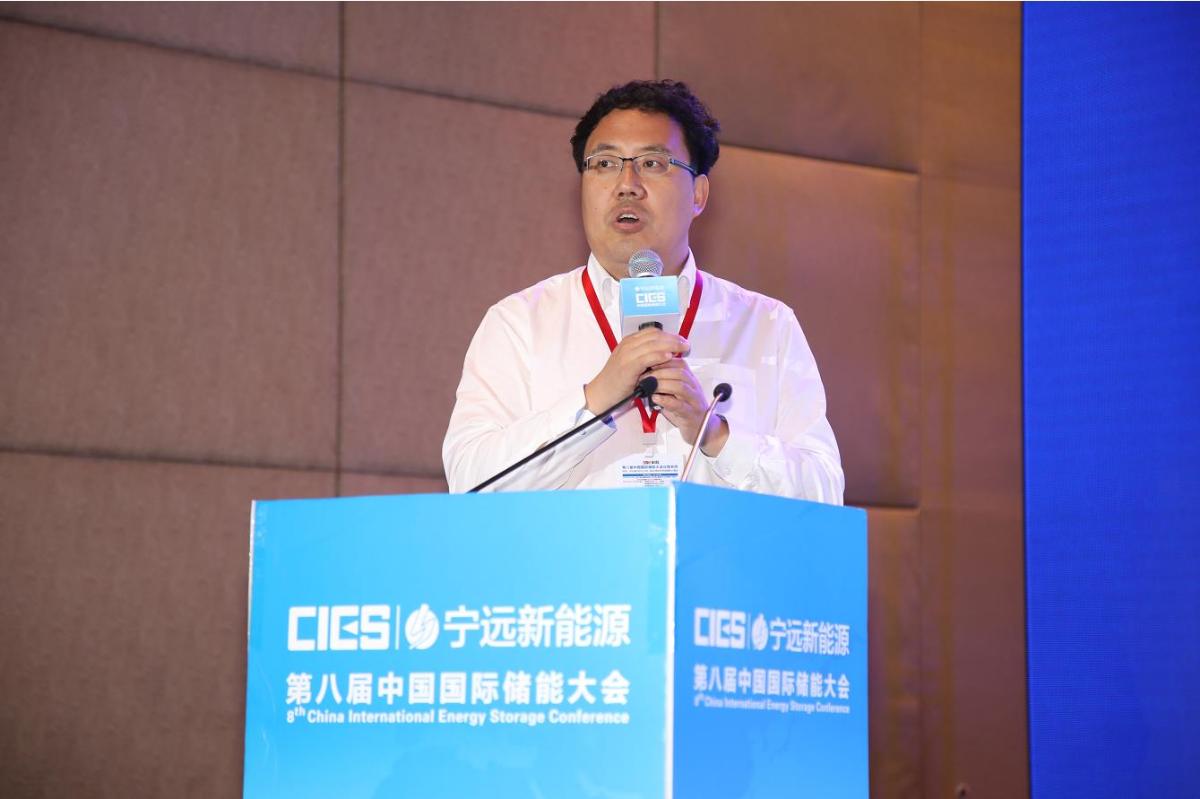 
	中國儲能網(wǎng)訊：5月19日至21日，“第八屆中國國際儲能大會”在深圳隆重召開， 來自中國、美國、德國、英國、加拿大、西班牙、日本、韓國、澳大利亞等國和地區(qū)1500余位政府機構(gòu)、科研院所、行業(yè)組織、電力公司、新能源項目單位、系統(tǒng)集成商等代表出席本次大會。 


	天能集團智慧能源事業(yè)部總經(jīng)理郝三存在儲能電站專場，以“天能智慧能源系統(tǒng)解決方案”為題，發(fā)表精彩演講