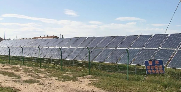 我省將光伏電站建設(shè)作為精準(zhǔn)扶貧、精準(zhǔn)脫貧的有效途徑，年底前將建成光伏電站規(guī)模400萬(wàn)千瓦，幫扶30萬(wàn)貧困戶(hù)穩(wěn)定增收。財(cái)經(jīng)日歷資訊快遞貴金屬模擬交易貴金屬專(zhuān)家直播室金投網(wǎng)貴金屬行情軟件在深度貧困縣康保，大蘿卜村845千瓦的村級(jí)光伏電站已經(jīng)并網(wǎng)發(fā)電