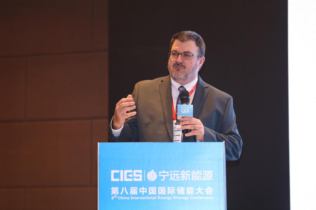 
	中國儲能網(wǎng)訊：5月19日至21日，“第八屆中國國際儲能大會”在深圳隆重召開， 來自中國、美國、德國、英國、加拿大、西班牙、日本、韓國、澳大利亞等國和地區(qū)1500余位政府機構(gòu)、科研院所、行業(yè)組織、電力公司、新能源項目單位、系統(tǒng)集成商等代表出席本次大會。


	美國儲能系統(tǒng)技術(shù)委員會主席、TüV南德意志集團全球風(fēng)險顧問公司常務(wù)顧問James Biggins在國際儲能專場，以“美國儲能市場—安全法規(guī)和標準”為題，發(fā)表了精彩演講