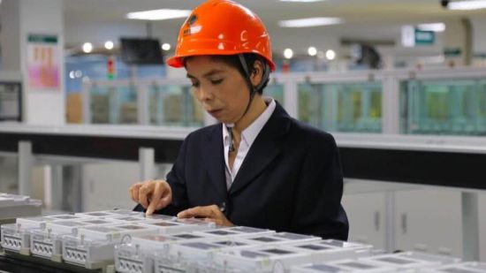 　　【中國儀表網(wǎng) 儀表人物】電能表應(yīng)用于千家萬戶，是居民、企業(yè)電力結(jié)算的計(jì)量儀表，其計(jì)量準(zhǔn)確性一直是社會民生的關(guān)注熱點(diǎn)。  圖片來自中國新聞網(wǎng) 黃金娟在檢定流水線查看表計(jì) 張巖 攝 　　目前全國運(yùn)行電能表逾5.13億只，每年檢定量多達(dá)8000余萬只