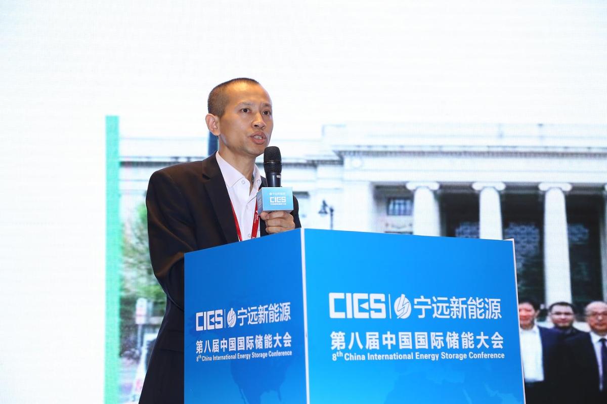 
	中國儲能網(wǎng)訊：5月19日至21日，“第八屆中國國際儲能大會”在深圳隆重召開， 來自中國、美國、德國、英國、加拿大、西班牙、日本、韓國、澳大利亞等國和地區(qū)1500余位政府機構(gòu)、科研院所、行業(yè)組織、電力公司、新能源項目單位、系統(tǒng)集成商等代表出席本次大會。


	北京雙登慧峰聚能科技有限公司總工程師張東升在儲能電池專場，以“標準化儲能系統(tǒng)及其在可再生能源中的應(yīng)用”為題，發(fā)表了精彩演講