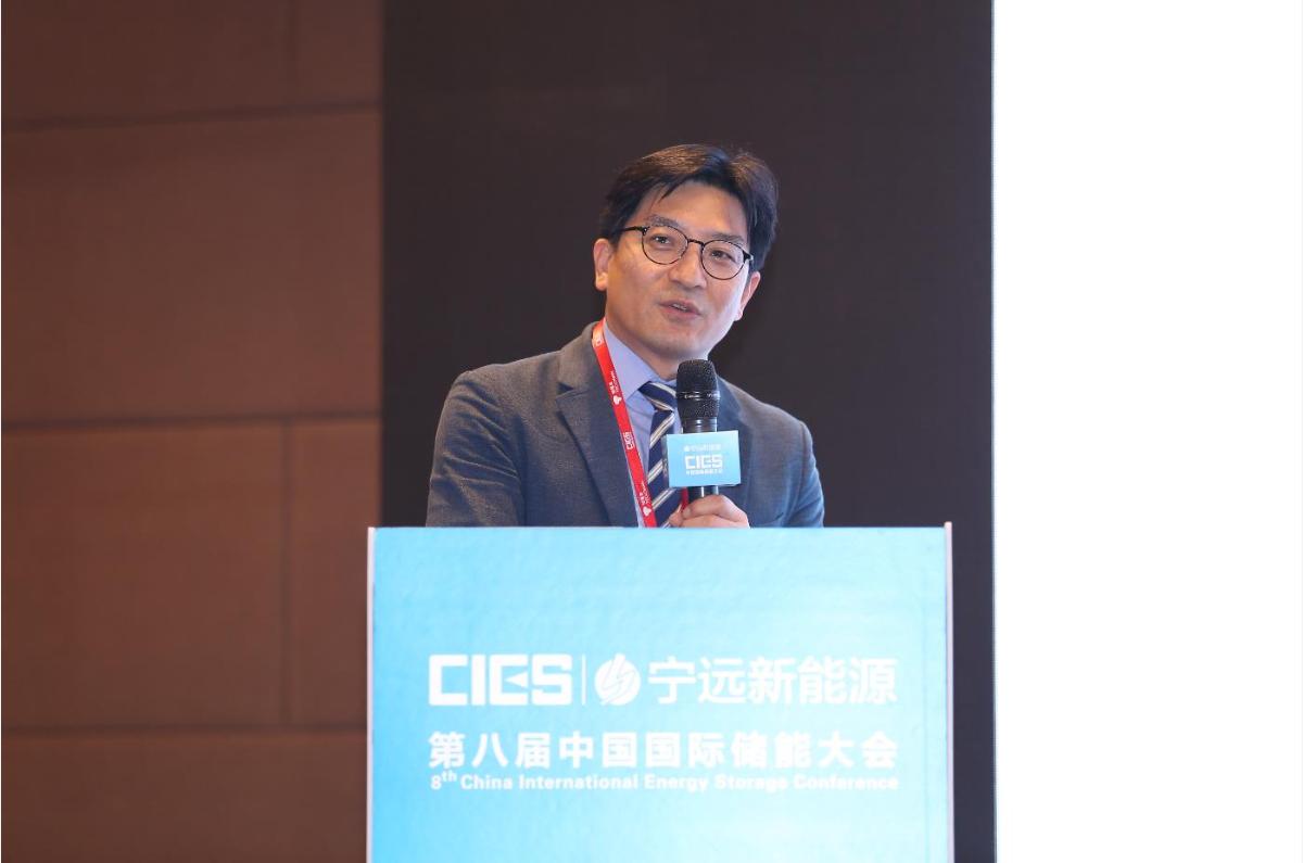 
	
		中國儲能網(wǎng)訊：5月19日至21日，“第八屆中國國際儲能大會”在深圳隆重召開， 來自中國、美國、德國、英國、加拿大、西班牙、日本、韓國、澳大利亞等國和地區(qū)1500余位政府機構(gòu)、科研院所、行業(yè)組織、電力公司、新能源項目單位、系統(tǒng)集成商等代表出席本次大會。
	
	
		韓國電池工業(yè)協(xié)會研發(fā)團隊負責(zé)人Yu-tack Kim在國際儲能專場，以“韓國儲能產(chǎn)業(yè)及儲能市場的發(fā)展現(xiàn)狀和趨勢、技術(shù)標準和市場準入”為題，發(fā)表了精彩演講