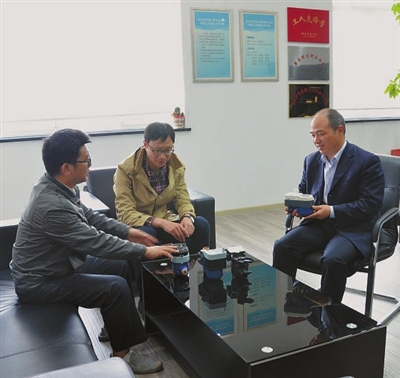 　　【中國儀表網(wǎng) 儀表人物】近年來，隨著我國智慧城市建設(shè)的不斷推進(jìn)，建設(shè)智慧水務(wù)已成為我國傳統(tǒng)水務(wù)領(lǐng)域轉(zhuǎn)型升級的必由之路。  李志明(右)和工作室成員在討論智能水表新技術(shù)