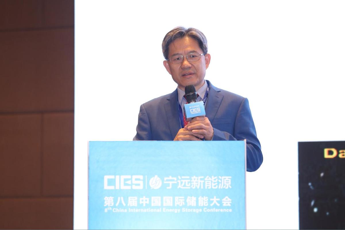
	中國儲能網(wǎng)訊：5月19日至21日，“第八屆中國國際儲能大會”在深圳隆重召開， 來自中國、美國、德國、英國、加拿大、西班牙、日本、韓國、澳大利亞等國和地區(qū)1500余位政府機構(gòu)、科研院所、行業(yè)組織、電力公司、新能源項目單位、系統(tǒng)集成商等代表出席本次大會。


	英國伯明翰大學(xué)教授丁玉龍在國際儲能專場，以“熱能-化學(xué)能-電能轉(zhuǎn)換與存儲：下一代破壞性的技術(shù)”為題，發(fā)表了精彩演講