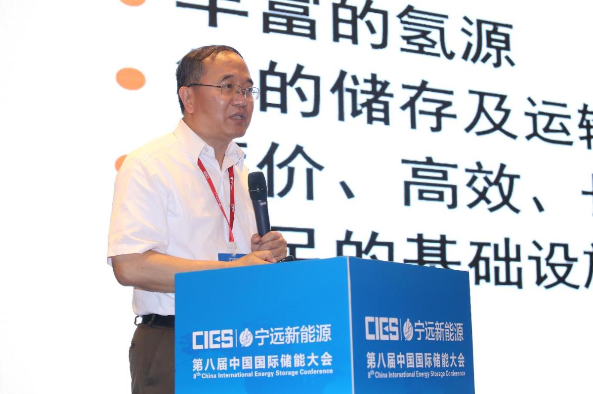 
	中國儲能網(wǎng)訊：5月19日至21日，“第八屆中國國際儲能大會”在深圳隆重召開， 來自中國、美國、德國、英國、加拿大、西班牙、日本、韓國、澳大利亞等國和地區(qū)1500余位政府機構(gòu)、科研院所、行業(yè)組織、電力公司、新能源項目單位、系統(tǒng)集成商等代表出席本次大會。


	中國氫能產(chǎn)業(yè)技術(shù)創(chuàng)新與應(yīng)用聯(lián)盟理事長程寒松在氫能與燃料電池專場，以“氫儲運技術(shù)及其應(yīng)用”為題，發(fā)表了精彩演講