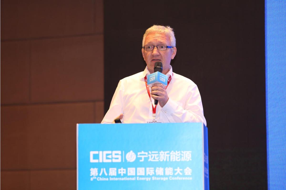 
	中國儲能網(wǎng)訊：5月19日至21日，“第八屆中國國際儲能大會”在深圳隆重召開， 來自中國、美國、德國、英國、加拿大、西班牙、日本、韓國、澳大利亞等國和地區(qū)1500余位政府機構(gòu)、科研院所、行業(yè)組織、電力公司、新能源項目單位、系統(tǒng)集成商等代表出席本次大會。


	TüV南德意志電動交通事業(yè)部全球負責(zé)人Volker Blandow在國際儲能專場，以“儲能產(chǎn)品全球主要市場法規(guī)標準以及測試認證的要求”為題，發(fā)表了精彩演講