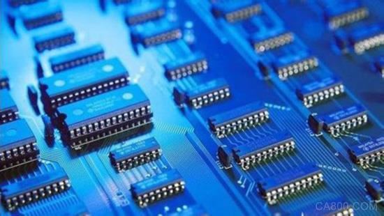 
                    
	 


	集成電路一系列政策組合拳將出臺。資料圖


	




	《經(jīng)濟(jì)參考報》記者日前從工信部等權(quán)威部門獲悉，為推進(jìn)《國家集成電路產(chǎn)業(yè)推進(jìn)綱要》落地，我國將針對集成電路先進(jìn)工藝和智能傳感器創(chuàng)新能力不足等問題，出臺一系列政策“組合拳”，加速多個重點關(guān)鍵產(chǎn)品和技術(shù)的攻關(guān)，以此促進(jìn)我國集成電路產(chǎn)業(yè)的快速健康發(fā)展，并縮小我國集成電路產(chǎn)業(yè)和世界先進(jìn)水平的差距