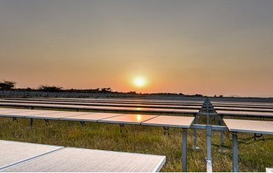 根據(jù)Mercom India Research的數(shù)據(jù)，2017年印度大型光伏市場(chǎng)62％以上的份額由全國(guó)前十大太陽(yáng)能開發(fā)商控制。財(cái)經(jīng)日歷資訊快遞貴金屬模擬交易貴金屬專家直播室金投網(wǎng)貴金屬行情軟件去年，印度電力生產(chǎn)商Greenko集團(tuán)的市場(chǎng)占有率為10．1％，阿達(dá)尼集團(tuán)占9．8％，ReNew Power Ventures占9．6％