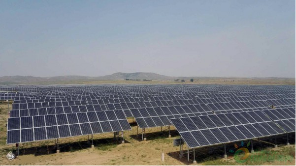 5月22日，寧武縣余莊鄉(xiāng)石咀頭村15．16兆瓦光伏扶貧電站的施工場(chǎng)地，縱橫的溝壑間車輛往來(lái)穿梭，銀色支架上工人們精心作業(yè)，整個(gè)山頭一派繁忙的景象。寧武縣副縣長(zhǎng)田賀玉對(duì)記者說(shuō)：“政府部門多渠道籌資保進(jìn)度，監(jiān)理和施工隊(duì)伍同時(shí)進(jìn)場(chǎng)保質(zhì)量，6月30日，全縣所有村級(jí)光伏扶貧電站將全部并網(wǎng)發(fā)電