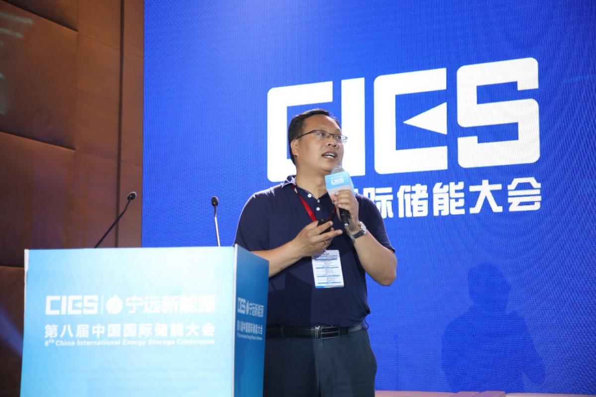 
	
		中國儲能網(wǎng)訊：5月19日至21日，“第八屆中國國際儲能大會”在深圳隆重召開， 來自中國、美國、德國、英國、加拿大、西班牙、日本、韓國、澳大利亞等國和地區(qū)1500余位政府機(jī)構(gòu)、科研院所、行業(yè)組織、電力公司、新能源項(xiàng)目單位、系統(tǒng)集成商等代表出席本次大會。
	


	中國電科院電工所儲能系統(tǒng)集成與配置技術(shù)研究室主任、教授級高工李建林在儲能電站專場，以“儲能系統(tǒng)檢測技術(shù)及標(biāo)準(zhǔn)解析”為題，發(fā)表了精彩的主題演講